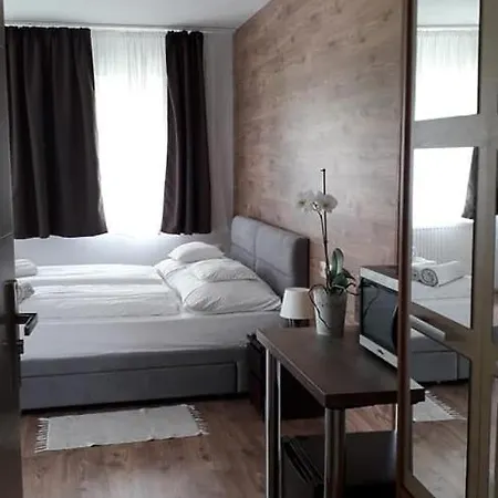 Terrasse Pensionat Eger